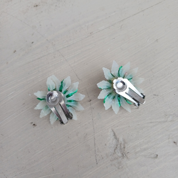 Vintage Floral Beaded Red, White, Green Wreath Clip On Earrings - Picture 4 of 6